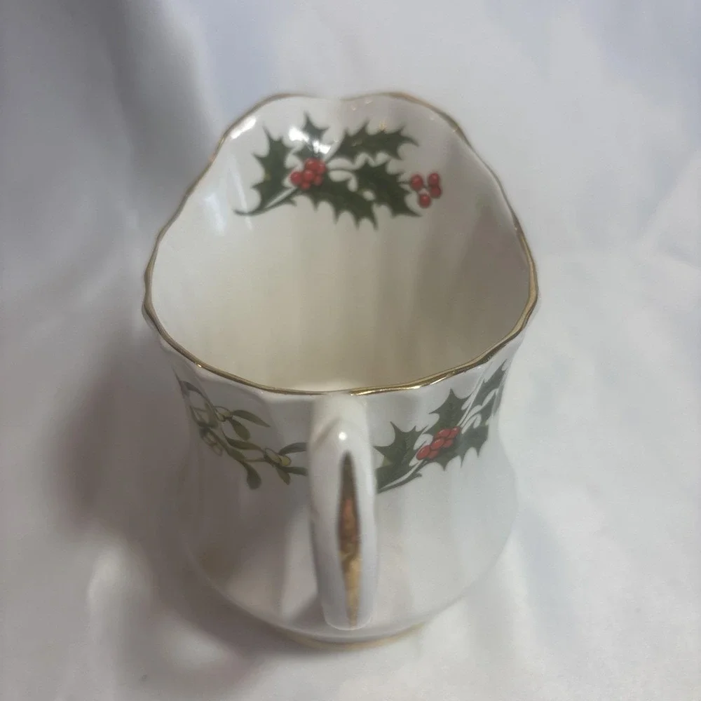 Royal Sutherland Bone China Creamer Holly Leaf Creamer Made In England - Picture 3 of 4